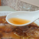 わんたんや - “スープ”は、昔ながらの“醤油ラーメンのスープ”です。啜ると、雑味は少し感じますが、“鶏ガラ”中心の優しい味です。
