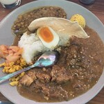 フィッシュ - 手前が梅チキン、奥が豆カレー