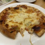 Koja Re - 写真撮る前に一切れ食べちゃった。いわゆるファミレスのピザ。しかし侮るなかれ、ピザに求めるものを、かなり高いレベルで応えてくれます