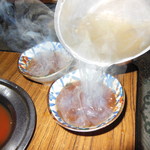 春香園 - タレに〆のスープをもらいます