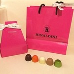 RINALDINI - 今年のバレンタイン・チョコは、銀座ショコラティエ通りに2月7日にオープンした「リナルディーニ」で購入しました♡
                      CHOCOCOLOR5個入「ニコールセレクション」☆2415円
                      ＜左から...　黒＝ヘーゼルナッツ、オレンジ、白＝ココナッツ、茶＝キャラメル　緑＝ピスタチオ＞　私は試食でピスタチオをいただきました♡おお！すっごく美味しい！倒れそう～（≧∇≦）お隣のピエールマルコリーニも、このイタリアのチ