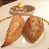 レ セゾン - お料理にあわせて色んなパンが出てきます。温められていて、サーブのタイミングが絶妙で、いつも食べ過ぎちゃいます(^_^