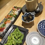 Sushi Sake Sakana Sugitama - お刺身盛り合わせ、イカ墨キムチ、枝豆