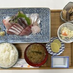 富崎館 食堂 - 料理写真:地魚お刺身定食　１３２０円　(2024/04)