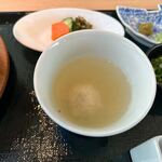 水炊き もつ鍋 博多廊 - 添えられたスープは鶏ミンチの水炊きスープです。