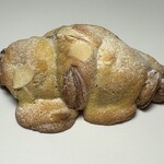 富崎ベーカリー - 料理写真:アーモンドクロワッサン　３００円　(2024/04)