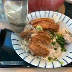 Mizutakimotsunabehakatarou - ３杯目は添えられた水炊きスープで鶏茶漬けとしていただきました。
                         
                        私はサラリと食べれる茶漬けが一番美味しく感じました。