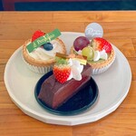 ペルゴラート - この奥の２つはガナッシュ土台のタルト