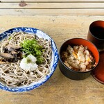 笠そば処 - 荒神そば(大)￥1,130　かやくご飯　￥410