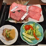 純近江牛焼肉 茜 - 近江牛(タン、ヒウチ、クリ)、小鉢(大根とお肉)、グリーンサラダ