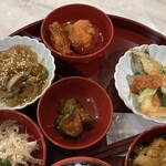 Panchan Wangu - 左からナムル盛り合わせ、チャプチェ、ヤンニョムチキン、ネギとニラチヂミ、鶏プルコギ