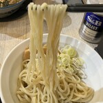 烈火 - モチモチとした高加水で透明感のある麺。山形の有名ラーメン店の指導のもと作られた自家製麺だそう。