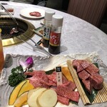 焼肉 徳寿 - イチボ、ヒレ、特上ロースと写りたがり屋の父ちゃんbody