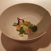 レ セゾン - （スープを注ぐ前の写真）オマール海老の3皿目は、オマール海老の殻とお味噌で作ったスープの登場です❗️ 小さいキューブはマンゴの身も入ったお豆腐です(^^)