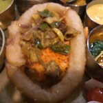 NEPALI CUISINE HUNGRY EYE Dine & Bar - セルロティ、中央にブトゥワ