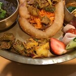 NEPALI CUISINE HUNGRY EYE Dine & Bar - カクラアチャール、半切りのイチゴ、サラダ