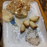 立ち呑み 庶民 - 揚げにんにく150円