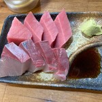 立ち呑み 庶民 京橋店 - マグロお造り500円とはまちお造り350円。中トロでめちゃめちゃ美味かった。