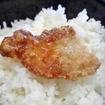Matsunoya - 「ムートート “タイ風豚バラ唐揚げ” 定食」のメイン（ご飯にのせて）