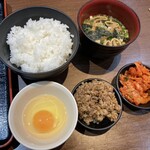 Kandou No Niku To Kome - ライス、味噌汁、肉そぼろ、キムチは食べ放題。生玉子は1個無料で付いてきます。