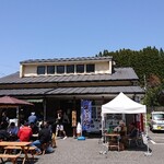 山の駅 養老渓谷 喜楽里 - お店の外観です。鮎は外で焼いています。