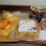 TOMCAT BAKERY - 左から、ブリオッシュクリーム（カスタード＆ホイップ）、ブリック・カルボナーラ、キャロットケーキ