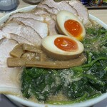 ラーメンみなみ - チャーシュー背脂中華+味玉+追加ほうれん草+追加チャーシュー