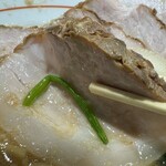 ラーメンみなみ - 分厚いチャーシュー