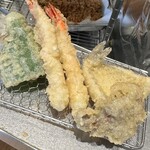 天ぷら食堂 たもん - おまかせ天ぷら５種（958円）