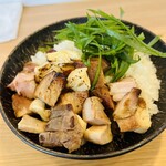 横浜淡麗らぁ麺 川上 - 肉まぶし飯。450円。