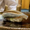 鮨 美幸 - コハダ 天草より
鮨はしもとさんの系譜、元を辿れば日本橋蛎殻町すぎたさんからとなる、一貫めはコハダです。
この日で4日目のコハダ、しっかりと締まりシャリの酸味と重なり重厚な旨み、余韻が長く続きます。