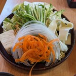 しゃぶしゃぶすき焼どん亭 - 野菜は一皿に２人分♪
