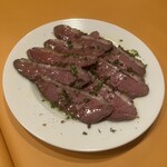 オステリア ウマーノ - 自家燻製にかけた鴨胸肉