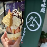 甘味処かなやまや - ソフトクリームシフォン。バニラシフォン、チョコバニラミックスソフト、チョコレートソース、イチゴ。