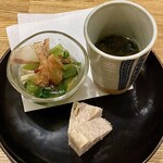 Ichijuushunsai Hachi - お通し
                      鳥サラミ・小松菜お浸し・アオサ海苔のスープ