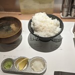 ニクノトモシビ - 味噌汁と独創的な炊き方のご飯