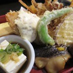 よし春 - お昼の黒そいゆうあん焼、牛肉八幡巻、かきフライ、野菜のかきあげ、冷奴
