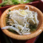 よし春 - お昼のめかぶ酢、かまあげしらす、子持ちこんにゃく