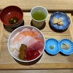Tachiguikaisendommikoshokudou - みこ丼にはワサビとガリ、一口若竹煮とセルフのおすまし