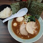 横浜家系ラーメン 魂心家 - 魂心ラーメン黒胡椒味噌（配膳時）、セルフライス