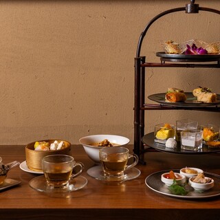 飾り棚が彩る、贅沢飲茶ランチ