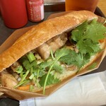 Juicy Banh Mi - レモングラスチキンバインミー