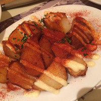 Bar Espanol LA BODEGA 大阪店 - ポテトフライのアリオリソースと辛口パプリカがけ