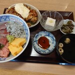 Sumibiyaki Kamameshi Tsukinoya - 三色丼　鶏のからあげ　冷奴　汁　漬物