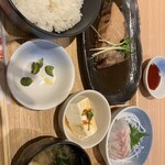 Toyosu Shijou Sakana Sakaba Uosei - 本日の煮魚（鰤）定食　お刺身付き