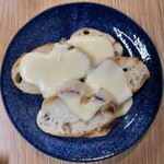 宮崎鶏焼 とさか - チーズがパンにかかってるやつ。