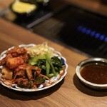 厳選焼肉 一石三鳥 - キムチとナムルの盛り合わせ