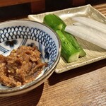 すし酒場 魚あるき - 「お通し（税込￥400）」キュウリと大根の生野菜に甘味噌…