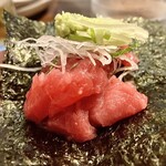 すし酒場 魚あるき - 「本鮪中落ちつまみ」を海苔で巻いたところ…