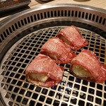 Yakiniku Shikishima Ponga - スタッフが巻いて焼いてくれます